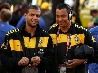 Gilberto Silva (a la izquierda) y Felipe Melo, fijos en el centro del campo brasileño en Sudáfrica.