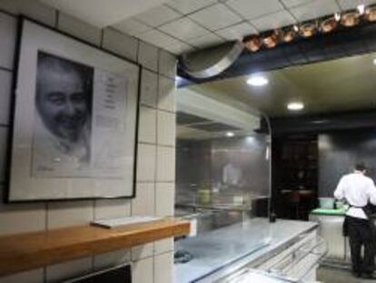 Vista de la cocina del restaurante Can Fabes de Sant Celoni, presidida por una gran fotografía del malogrado cocinero catalán Santi Santamaría, que cerrará sus puertas el próximo 31 de agosto.