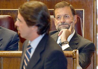 José María Aznar y Mariano Rajoy, ayer durante el pleno del Congreso de los Diputados.