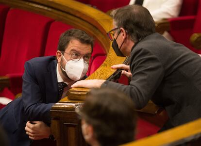 Pere Aragonès (izquierda) conversa con su compañero de partido Josep Maria Jové, este jueves en el Parlament.