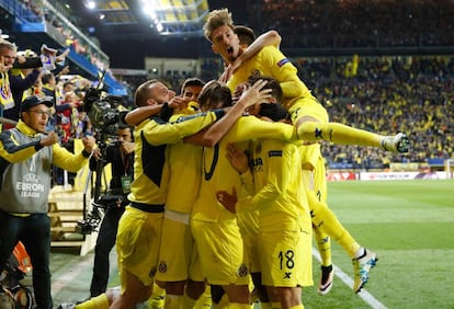 El delantero del Villarreal, Adrián López (c), celebra su gol, junto con sus compañeros.