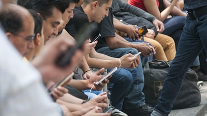 Personas usan sus teléfonos celulares en Ciudad de México