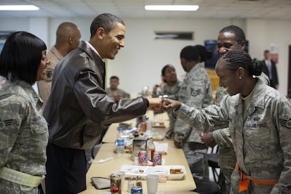 El presidente Barack Obama felicita a una soldado en Bagram, Afganistán, el 28 de marzo de 2010.