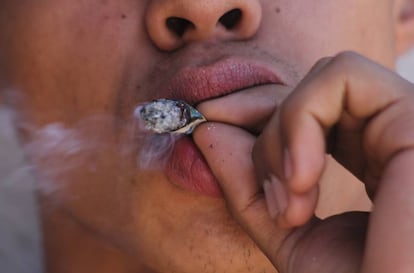 Un joven fuma marihuana en Ciudad Juárez, México.