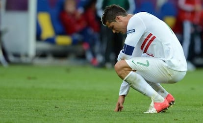 Cristiano se lamenta durante el partido ante Dinamarca.