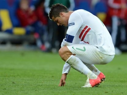 Cristiano se lamenta durante el partido ante Dinamarca.