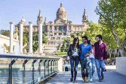 Cuatro amigos felices en las calles de Barcelona.