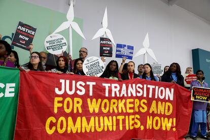 Activistas climticos durante una accin en la cumbre COP29 en Baku, Azerbaiyn.