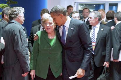 La canciller alemana, Angela Merkel (c-izq), conversa con el presidente estadounidense, Barack Obama (c-dcha), tras, finalizar la tercera sesión de trabajo durante la segunda jornada de la cumbre del G20 en Cannes (Francia) hoy, viernes 4 de noviembre de 2011.