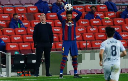 Carlos Soler, Ronald Araujo y Koeman, durante el Barcelona-Valencia.