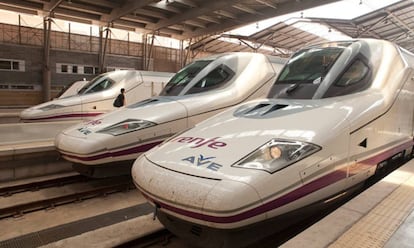 Bater&iacute;a de trenes de alta velocidad en la estaci&oacute;n de M&aacute;laga.