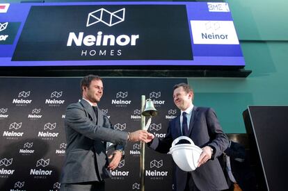  Juan Velayos (derecha) y Juan Pepa (Lone Star), en el estreno de Neinor en Bolsa en 2017. 