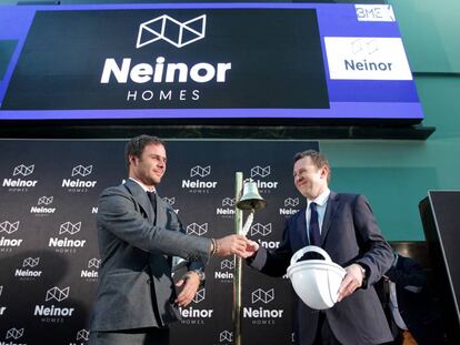  Juan Velayos (derecha) y Juan Pepa (Lone Star), en el estreno de Neinor en Bolsa en 2017. 