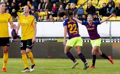 Lieke Martens y Toni Duggan celebran el gol de la holandesa en el LSK.