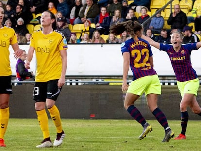 Lieke Martens y Toni Duggan celebran el gol de la holandesa en el LSK.