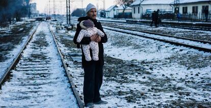 Un refugiado sostiene a su bebé cerca de la estación de trenes de Presevo, Serbia, el pasado miércoles.