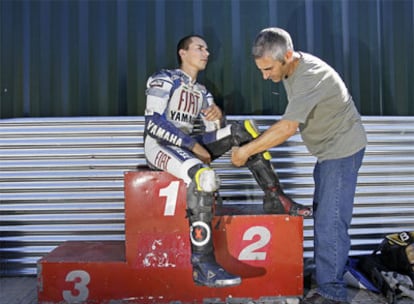 Jorge Lorenzo junto a su padre, en el circuito de Mallorca en el que practica.