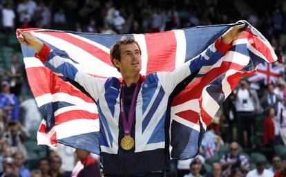 Murray luce la bandera británica tras ganar el oro en los Juegos de 2012.