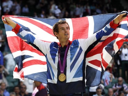 Murray luce la bandera británica tras ganar el oro en los Juegos de 2012.