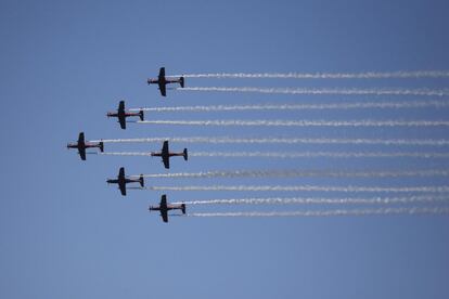 Los aviones RAAF Roulettes realizan un espectáculo de vuelo acrobático para conmemorar el centenario de la Real Fuerza Aérea Australiana, en Canberra (Australia).