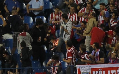 Otra imagen de la bengala que puso en peligro a un niño en el Atlético-Benfica.