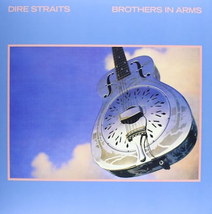 Para alguns seguidores do que é autêntico, o Dire Straits acabou quando o irmão de Mark Knopfler, o guitarrista David, deixou a banda porque não aguentava o pequeno ditador que Mark levava dentro de si. É sabido: “Aqui se faz o que eu digo, porque, para isso, sou o melhor”. Ou seja, esse grupo de fãs duros se agarram aos dois primeiros discos do grupo, de 1978 e 1979. Longe deles, está Brothers in Arms, de 1985, com o qual fizeram dançar príncipes e princesas. Literalmente: na turnê posterior à edição do disco, os adolescentes Felipe, Elena e Cristina (como mudamos) assistiram ao grupo em Madri. Por isso, a organização justificou que o show começasse antes, com meio estádio no lado de fora. Ah, os privilégios. A banda de Mark arrastava multidões, mas já não mordia mais. Money for Nothing, a principal música, é um rock inofensivo. É a melhor parte. A região central do álbum traz quatro canções próprias de um consultório de dentistas, anestesiantes, com o saxofone de Michael Brecker no dia em que ele quis soar como Kenny G. O desafio está em se manter acordado. Texto: CARLOS MARCOS.

Pontuação: 2 de 5.

Número de exemplares vendidos: 30 milhões.