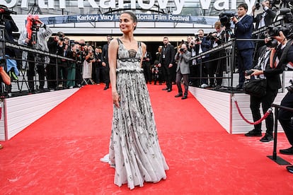 El vestido de Alicia Vikander es una creación de Nicolas Ghesquière para la ocasión.