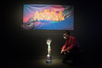 El madrileño Pablo Durango frente a su obra 'Cyberia' en la exposición en la Casa Encendida de Madrid.