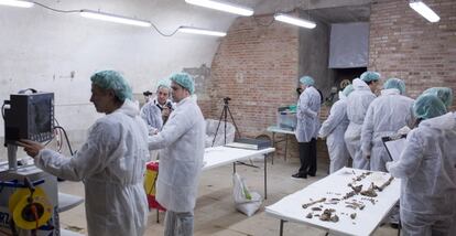 El equipo que busca a Cervantes, en la cripta del convento de las Trinitarias.