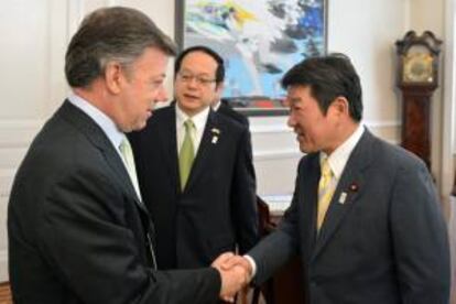 Fotografía cedida por la Presidencia de Colombia del mandatario Juan Manuel Santos (i) saludando al ministro de Economía, Comercio e Industria de Japón, Toshimitsu Motegi (d), este martes 30 de abril de 2013, momentos previos a una reunión en el Palacio de Nariño de Bogotá (Colombia).