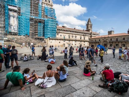 Turistas en la plaza del Obradoiro de Santiago.