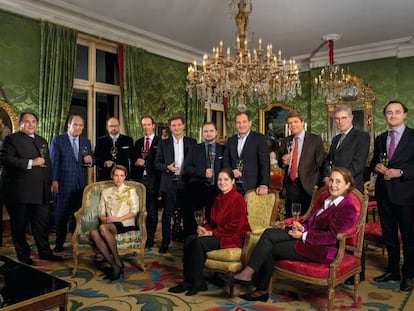 Los miembros de Primum Familiae Vini, fotografiados en el palacete parisiense del príncipe Roberto. En la fila de atrás, de izquierda a derecha, Hubert de Billy, Pablo Álvarez, Roberto de Luxemburgo, Miguel Torres Maczassek, Philippe Sereys de Rothschild, Jean-Frédéric Hugel, Marc Perrin, Frédéric Drouhin, Paul Symington y Julien de Beaumarchais de Rothschild. Sentadas, Valeska Müller, Priscilla Incisa della Rochetta y Albiera Antinori.