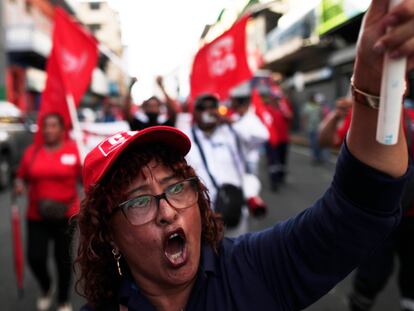 Una mujer grita arengas durante una jornada de protestas contra el Gobierno, el 18 de agosto, en Ciudad de Panamá.