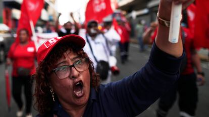 Una mujer grita arengas durante una jornada de protestas contra el Gobierno, el 18 de agosto, en Ciudad de Panamá.