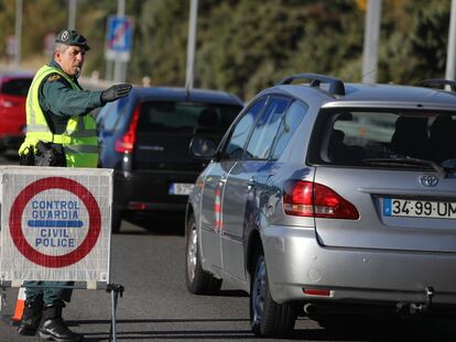 Controles policiales en la AP-6 en el límite, de las provincias de Segovia y Madrid, el pasado viernes.