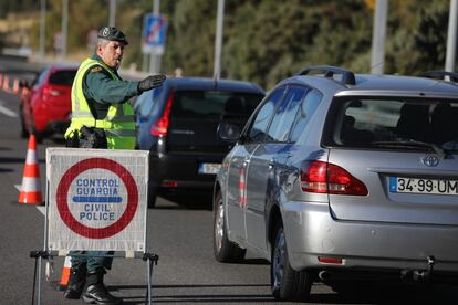 Controles policiales en la AP-6 en el límite, de las provincias de Segovia y Madrid, el pasado viernes.