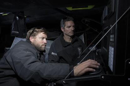 Alex Thompson y Pepe Ribes, en la zona de navegaci&oacute;n del interior del barco.