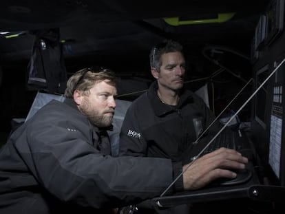 Alex Thompson y Pepe Ribes, en la zona de navegaci&oacute;n del interior del barco.