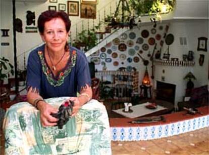 Cándida Gómez, en su casa de Carchuna, rodeada de recuerdos de su viaje.