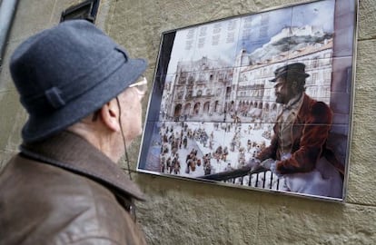 Una persona observa la placa colocada en recuerdo de Jose Bizente Etxagarai.