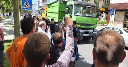 Trabajadores abuchean al paso de los camiones de Tragsa