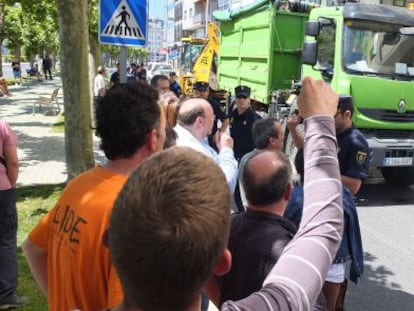 Trabajadores abuchean al paso de los camiones de Tragsa