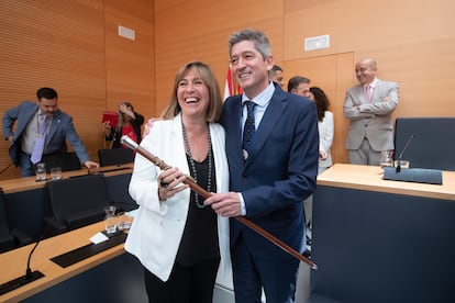 Nuria Marín, a la izquierda, en el pleno de L'Hospitalet el día de la toma de posesión de su sucesor, David Quirós.