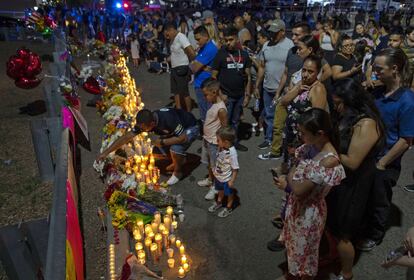 Las personas se reúnen en un memorial improvisado para las víctimas del tiroteo masivo del sábado en un complejo comercial en El Paso, Texas, el 4 de agosto de 2019. 