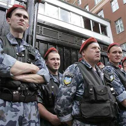 Agentes ucranios protegen la sede del Fiscal General del Estado en Kiev