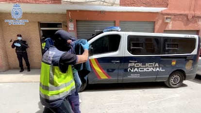 La Policía traslada a uno de los detenidos en la calle Cádiz de Almería, el 20 de abril del pasado año.