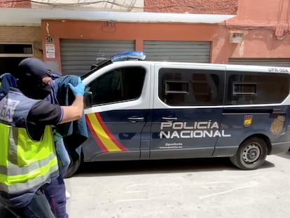 Dos agentes de la Policía Nacional durante la detención de un presunto yihadista del ISIS en Almería.