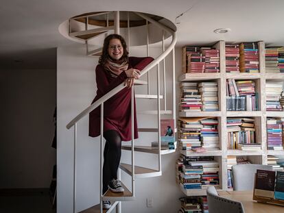 Wendolin Perla, directora editorial de Perla Ediciones, en su casa, en Ciudad de México.