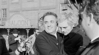 El director Federico Fellini abraza al actor Terence Stamp en un momento del rodaje de la secuencia de wéstern en Roma en 1967.