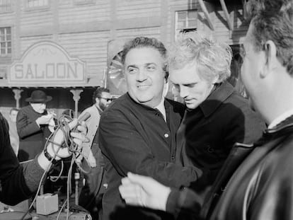 El director Federico Fellini abraza al actor Terence Stamp en un momento del rodaje de la secuencia de wéstern en Roma en 1967.